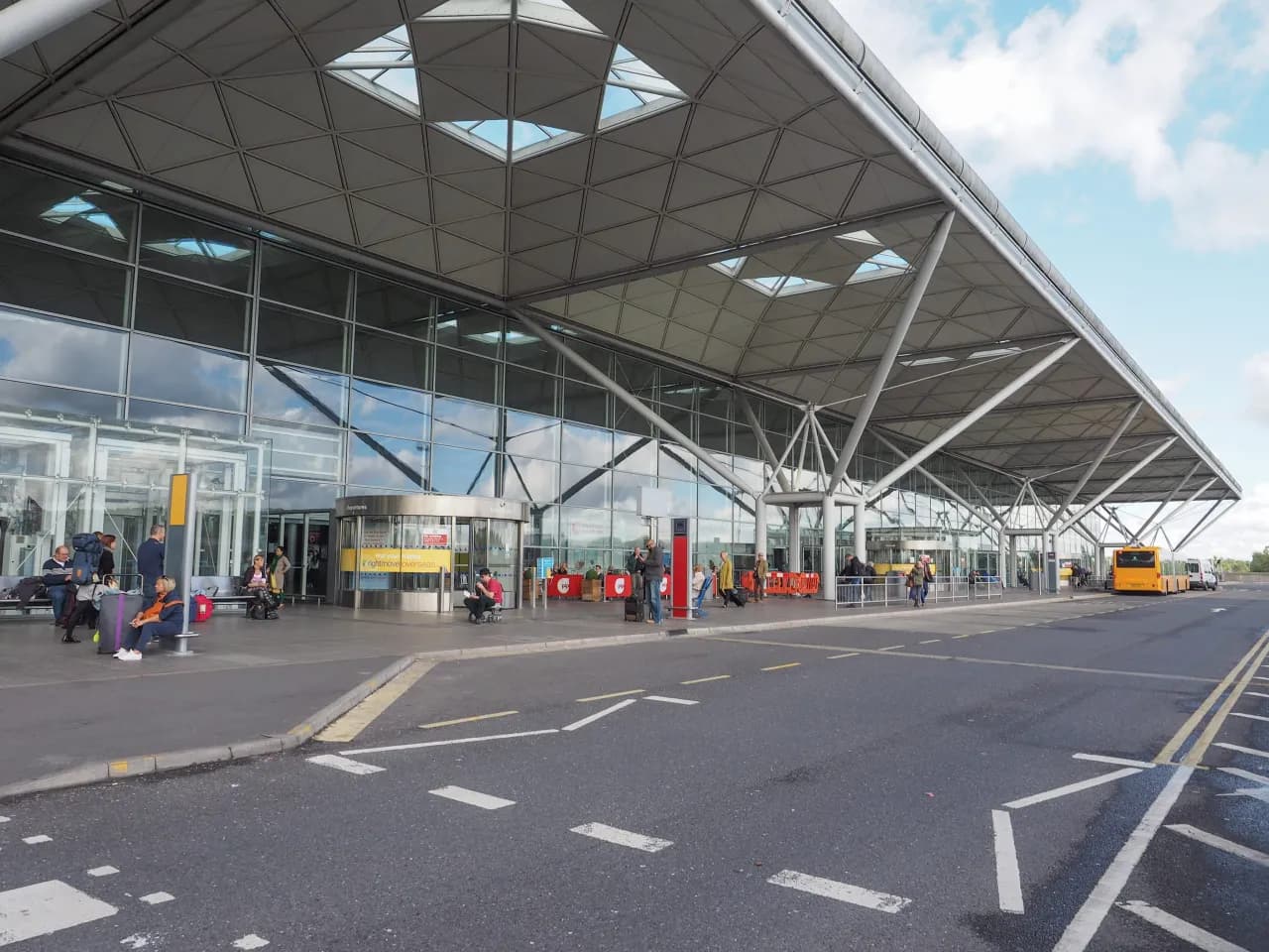 Jak dojechać z lotniska Stansted do Londynu – najlepsze opcje transportu