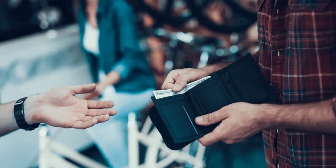 Ile gotówki można przewieźć samolotem: Limity i zasady kontroli celnej