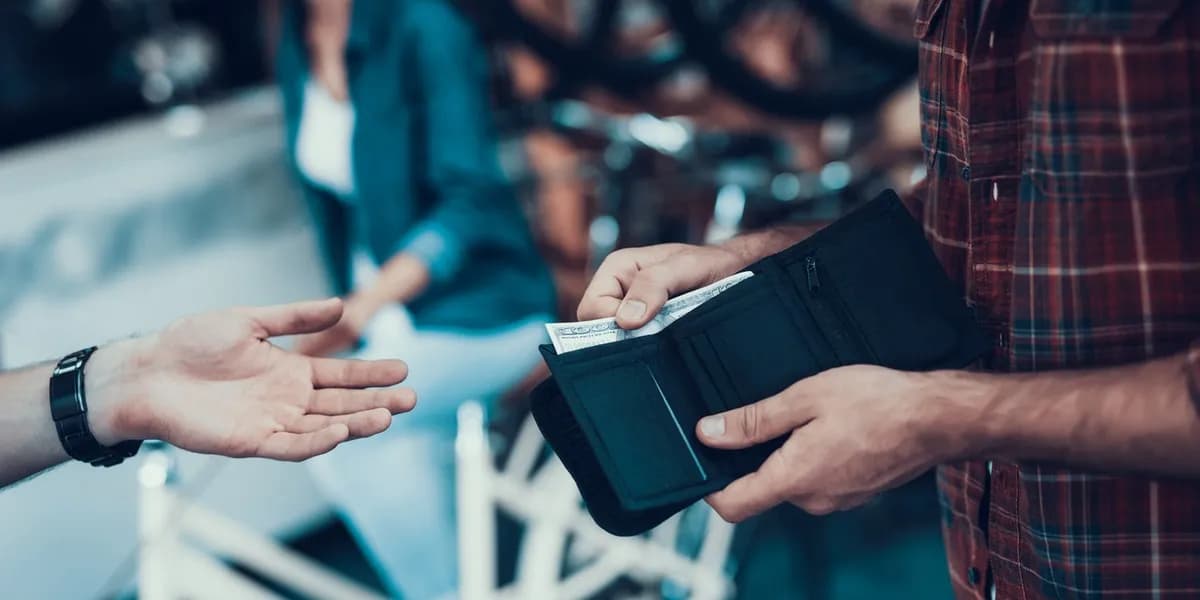 Ile gotówki można przewieźć samolotem: Limity i zasady kontroli celnej