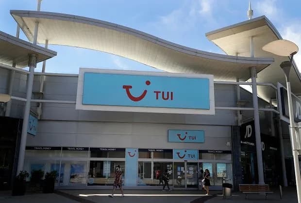 Kto jest właścicielem biura podróży TUI i jakie ma powiązania?