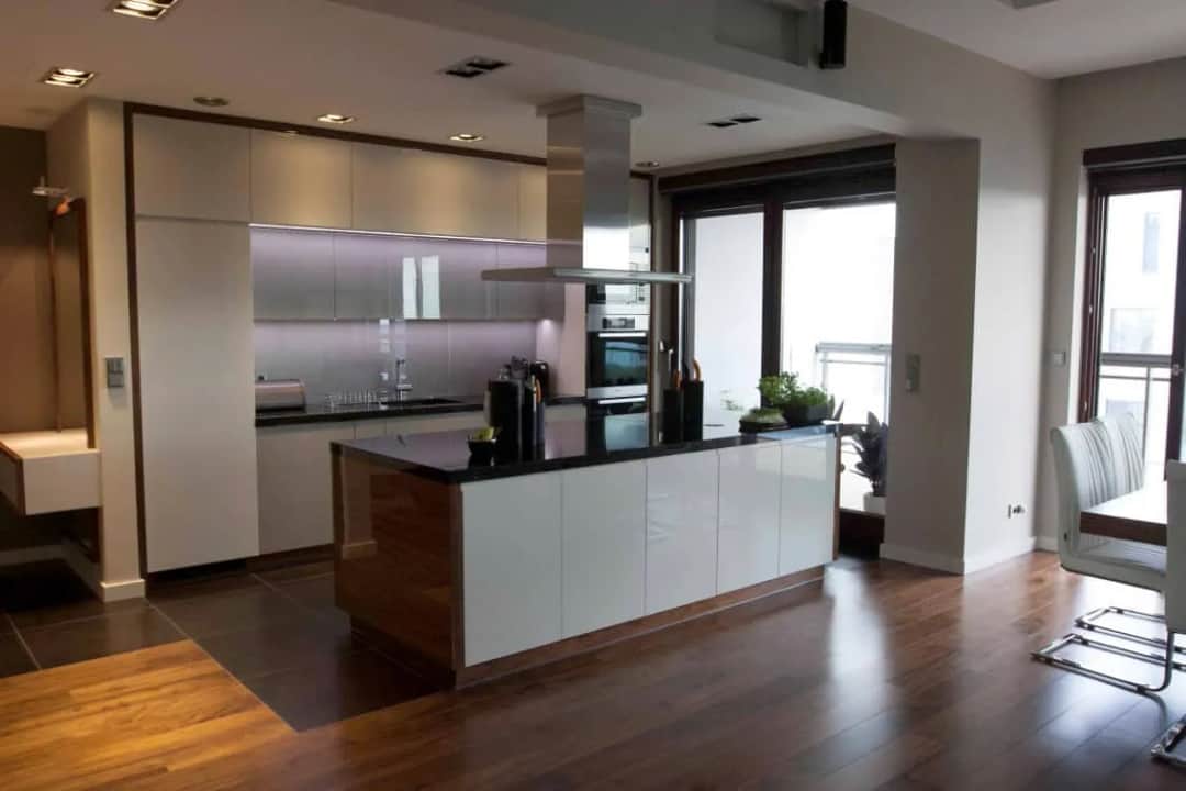 Jak urządzić kuchnię z półwyspem: 8 praktycznych wskazówek projektowych