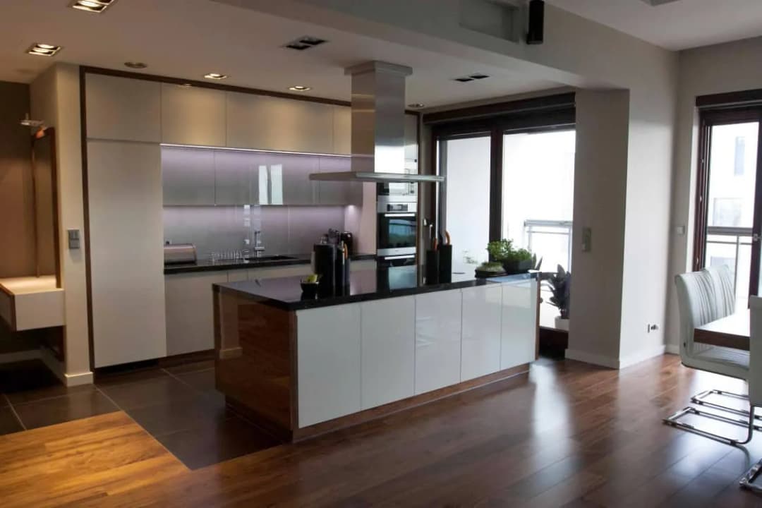 Jak urządzić kuchnię z półwyspem: 8 praktycznych wskazówek projektowych