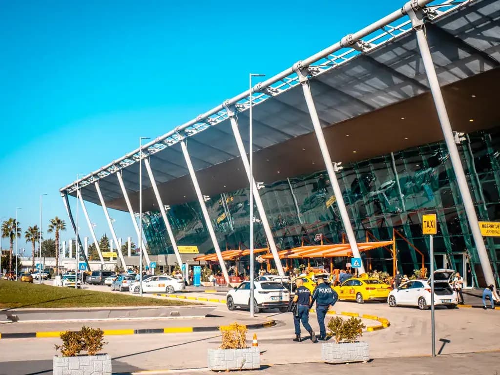 Jak dojechać z lotniska Tirana do Durrës - najlepsze opcje transportu