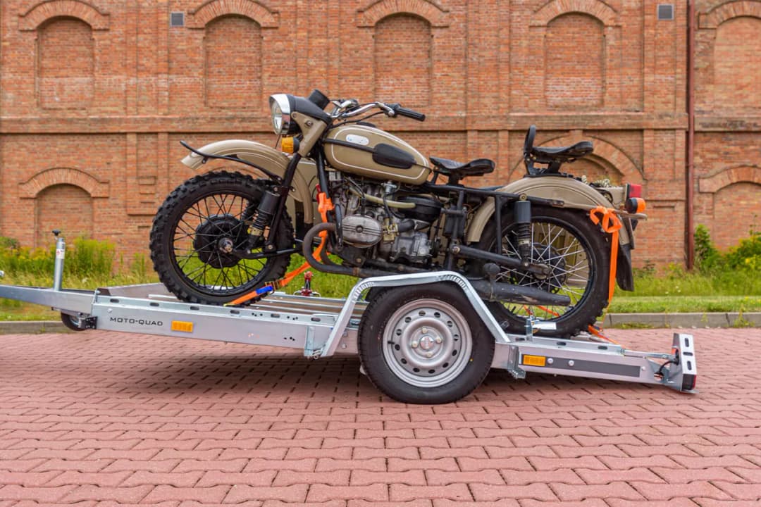 Jak przewieźć skuter na przyczepie, by uniknąć uszkodzeń i kosztów