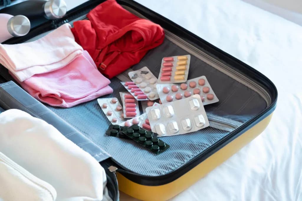 Jak przewieźć leki samolotem bez problemów i z zachowaniem bezpieczeństwa