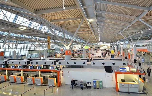 Co to jest terminal na lotnisku i jakie ma kluczowe funkcje?