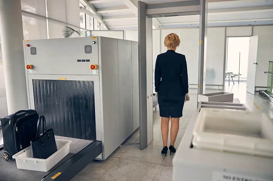 Co naprawdę wykrywają bramki na lotnisku i jak zapewniają bezpieczeństwo?