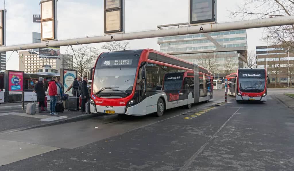 Jak dojechać z lotniska Eindhoven do Amsterdamu - najlepsze opcje transportu