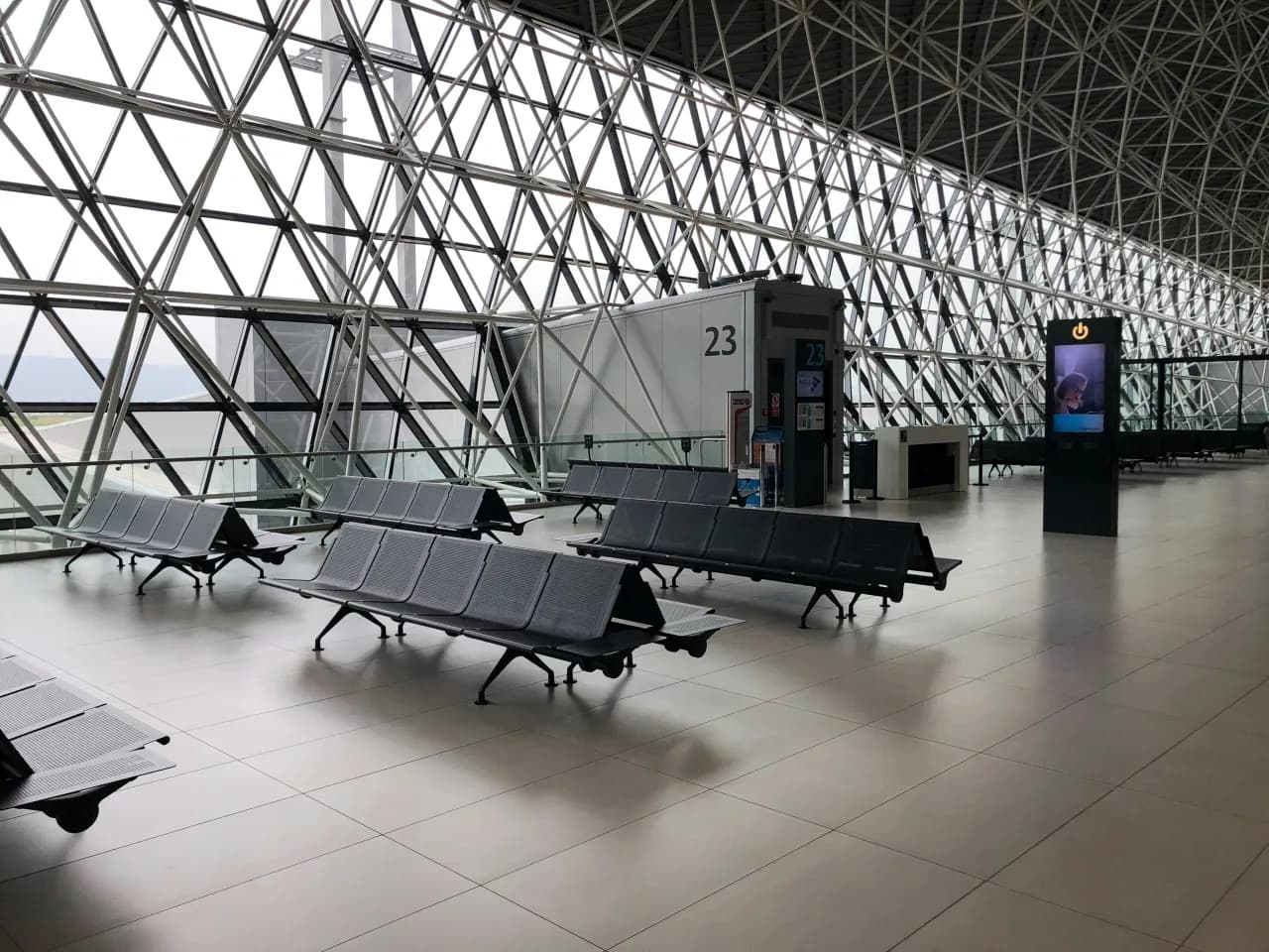 Co to jest gate na lotnisku i jak wpływa na twoją podróż?