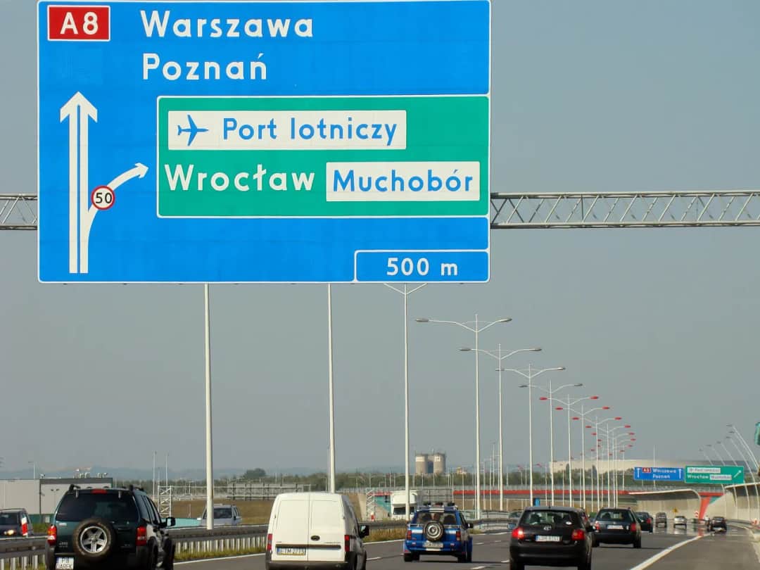 Jak szybko i tanio dojechać na lotnisko we Wrocławiu z dworca PKP - 3 warianty