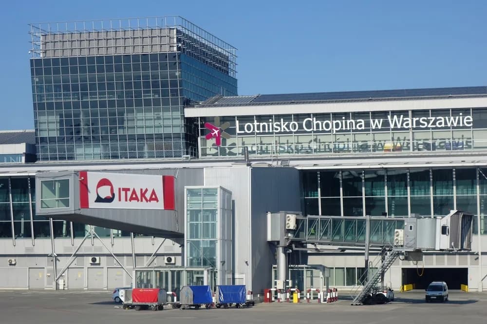 Jak dojechać z lotniska Chopina na dworzec centralny: szybkie sposoby