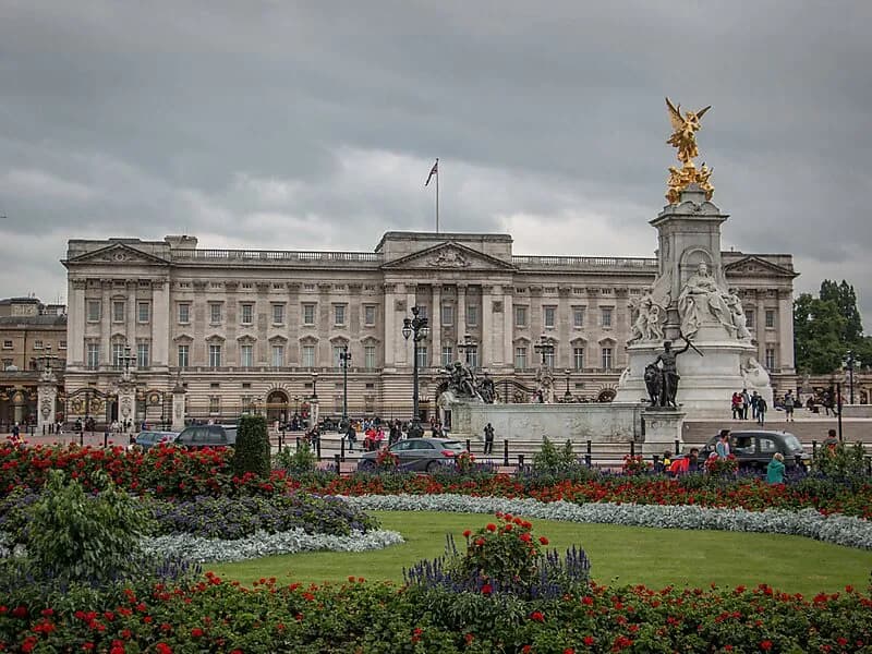 Pałac Buckingham w Londynie - zwiedzanie, zamek królewski, historia | London