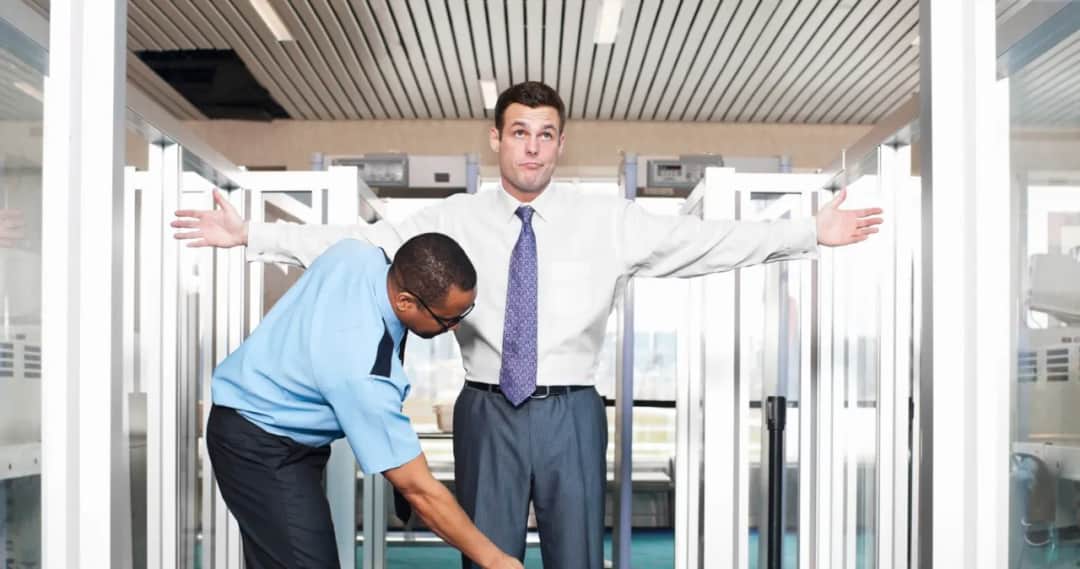 Co piszczy na bramkach na lotnisku - poznaj powody i uniknij kontroli